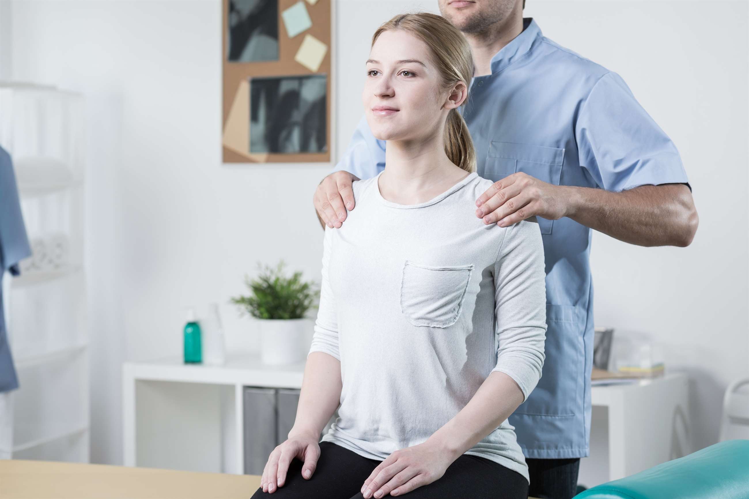 Fysioterapeut udfører GLAD træning på klient med smerter